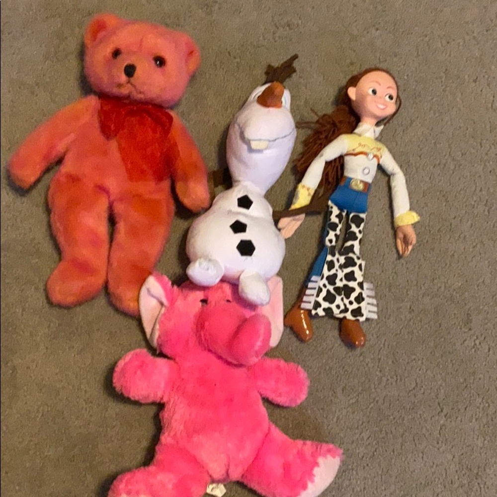 Olaf and Jessie and stuff animals